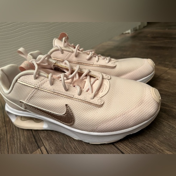 Nike Air Max Tennis Shoes - Picture 2 of 5